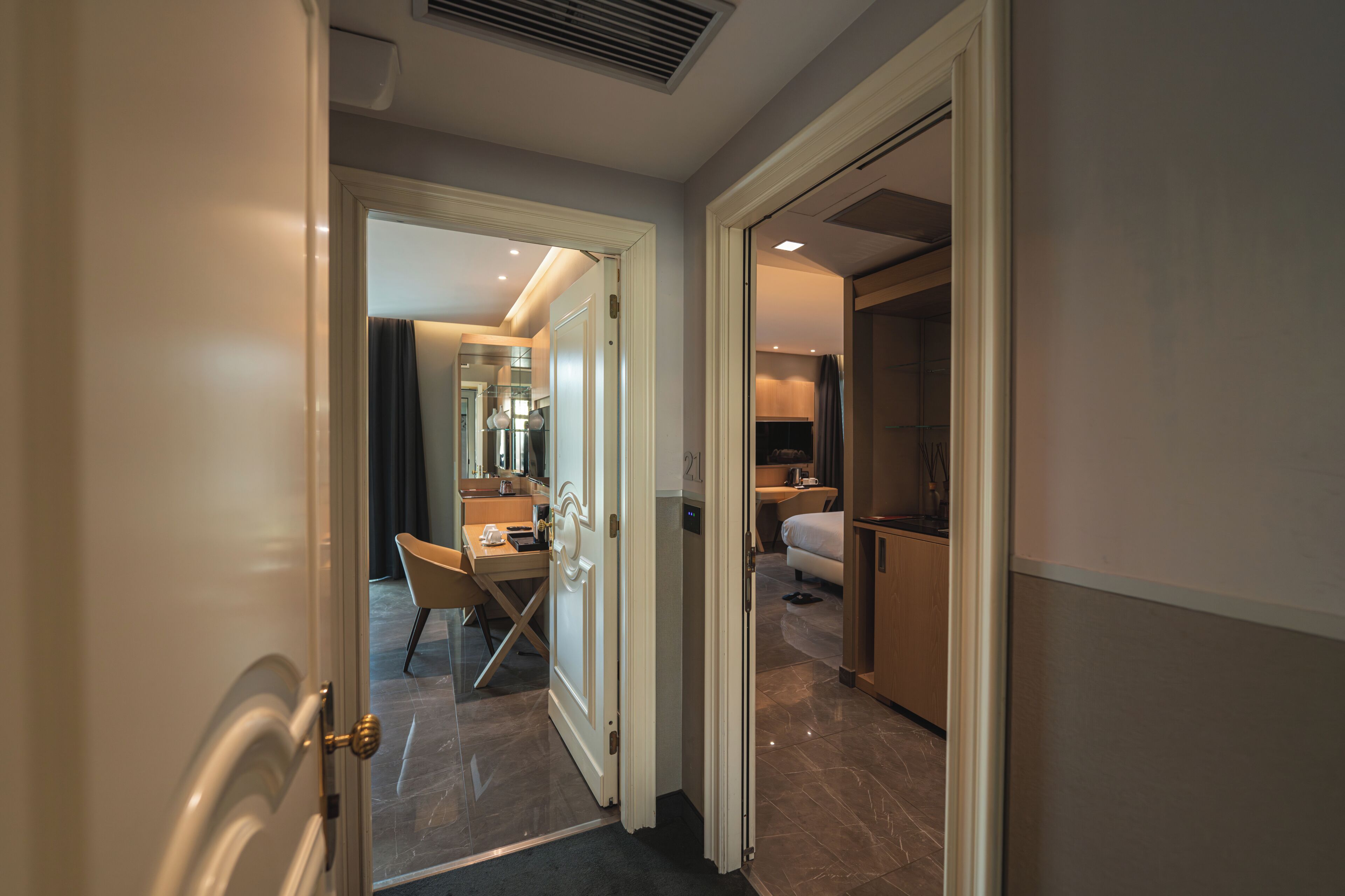 Deluxe Suite (Mini Suite Elegant) | Pillowtop beds, minibar, in-room safe, desk