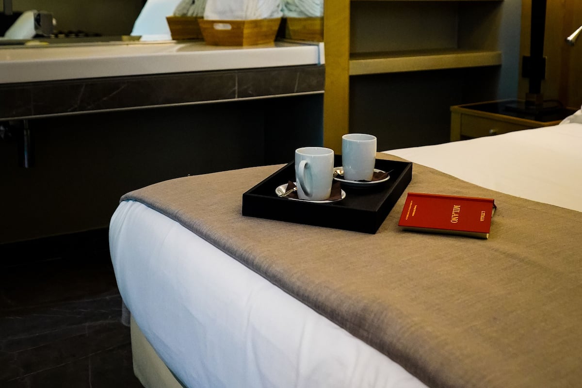 1 chambre, lit avec matelas Ă plateau-coussin, minibar, coffre-fort