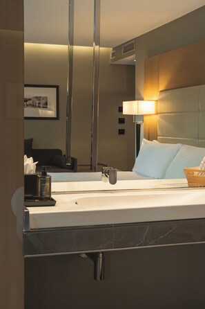 Pillowtop beds, minibar, in-room safe, desk - Hotel Forum (Pompei)