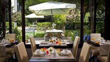 Daily cooked-to-order breakfast (EUR 25 per person)