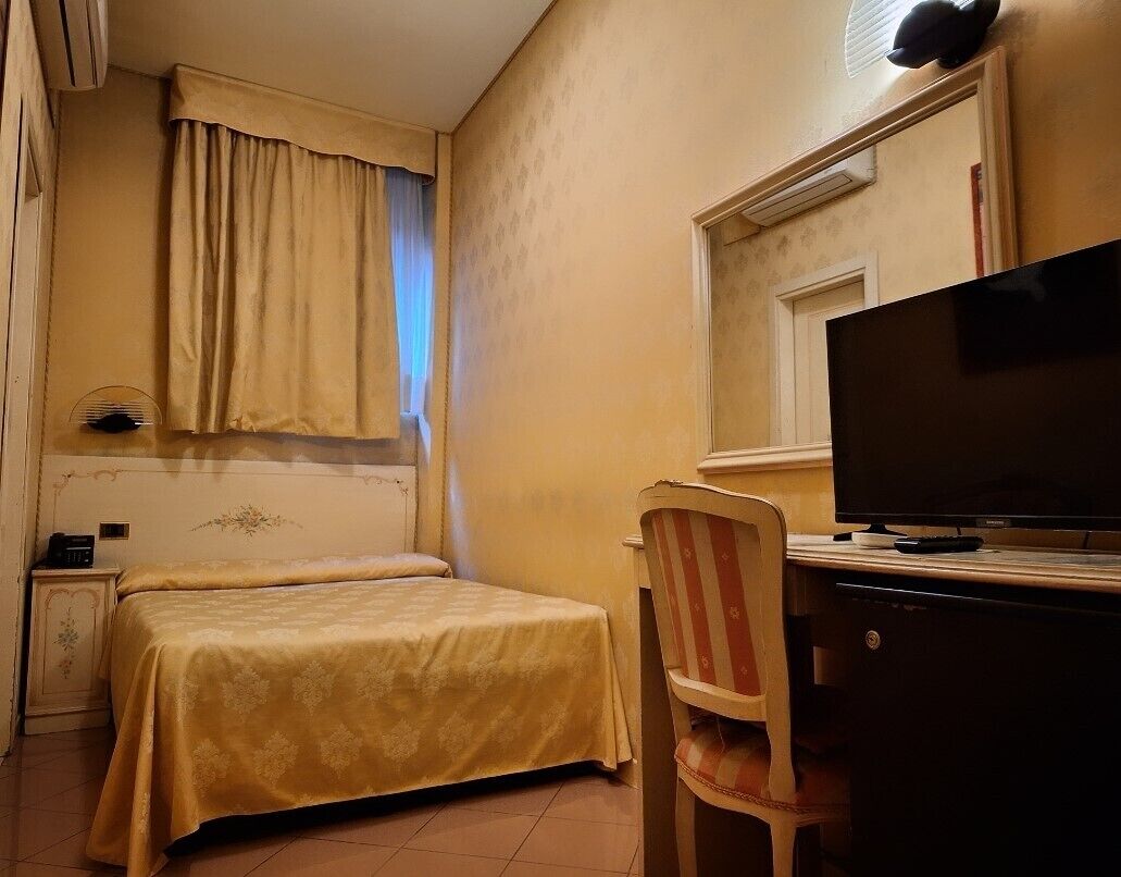 Desk, soundproofing, free WiFi, bed sheets