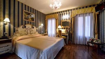 Quadruple Room | Desk, soundproofing, free WiFi, bed sheets