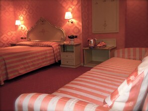 Escritorio, sistema de insonorización, wifi gratis y ropa de cama 