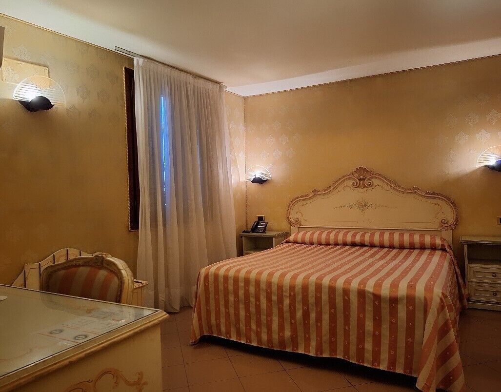 Desk, soundproofing, free WiFi, bed sheets