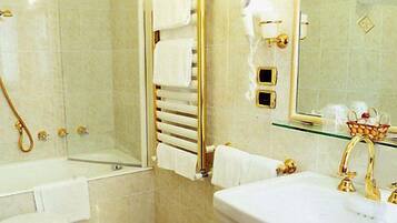 Set di cortesia gratuito, asciugacapelli, bidet, asciugamani