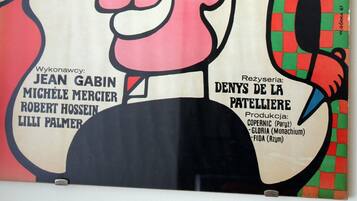 Ein farbenfroher Plakatentwurf mit Zeichentrickfiguren und Schrift in einer fremden Sprache.