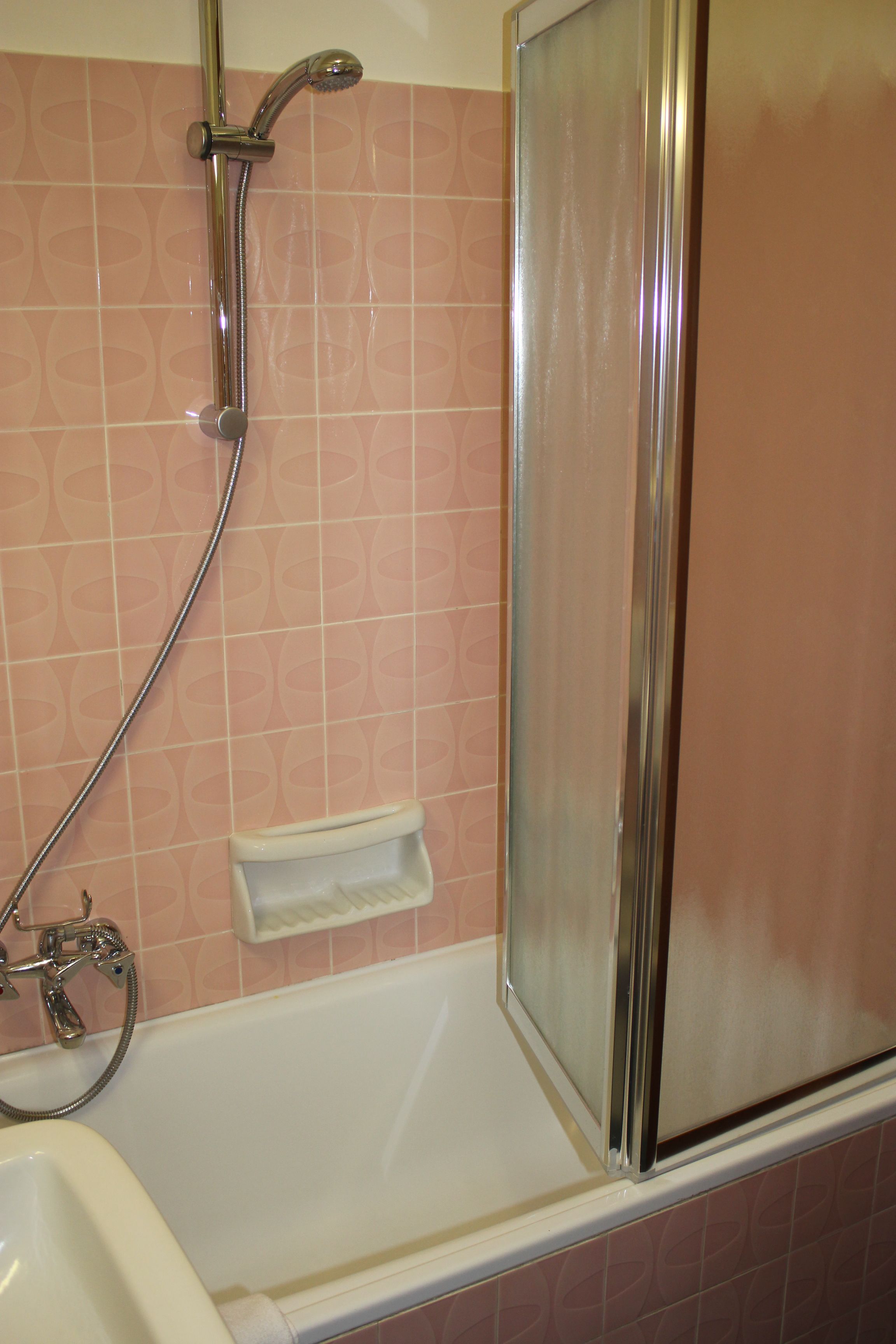 Une salle de bain avec une douche, une baignoire et des toilettes.