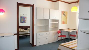 Standard-Dreibettzimmer, 3 Einzelbetten | Schreibtisch, Bügeleisen/Bügelbrett, kostenloses WLAN, Bettwäsche