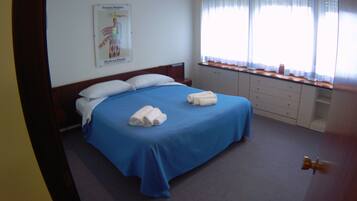 Standard-Doppelzimmer, 1 Doppelbett oder 2 Einzelbetten, Nichtraucher, Stadtblick | Schreibtisch, BĂŒgeleisen/BĂŒgelbrett, kostenloses WLAN, BettwĂ€sche