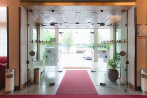 Check-in/check-out kiosk