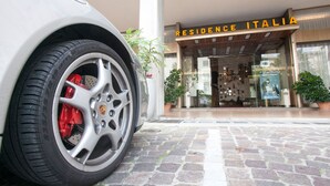 A car parked in front of a building with a sign reading "Residence Italia". - Albergo Residence Italia (Pordenone)