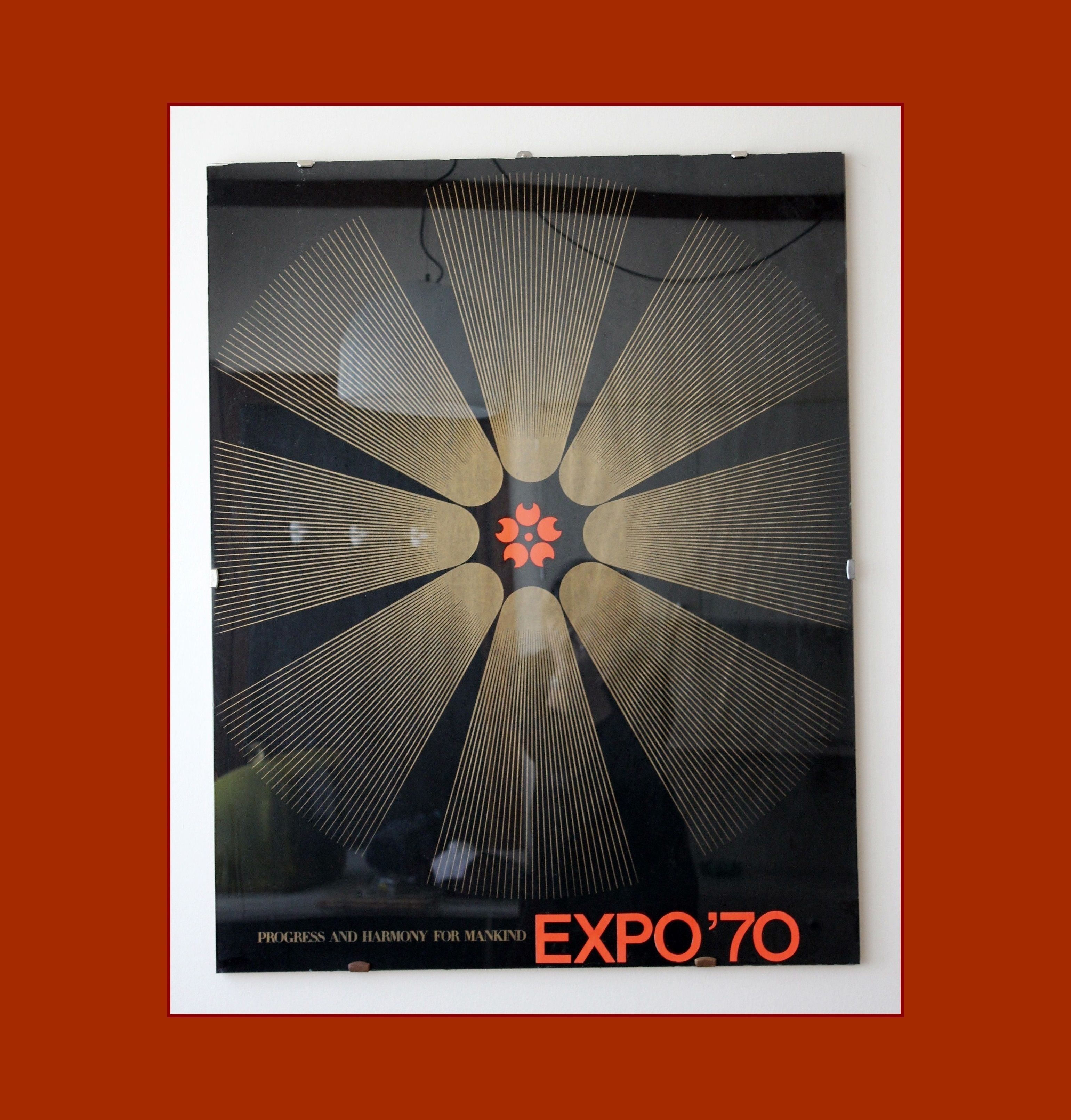 Un cartell amb un disseny circular central i el text 'EXPO'70' a la part inferior.
