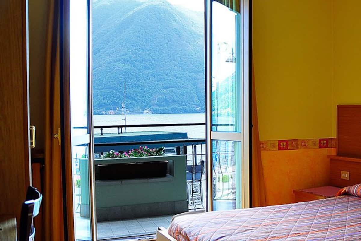 In-room safe, desk, free WiFi