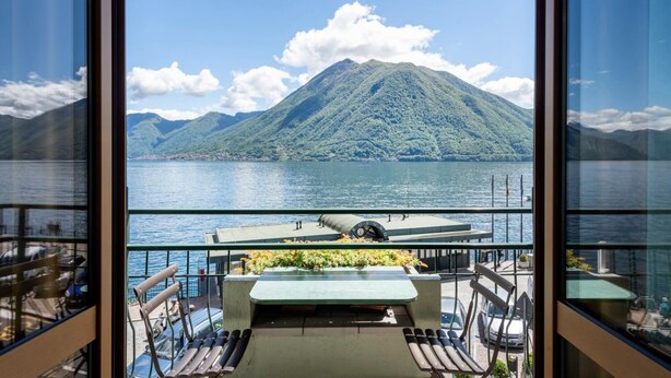 Un balcon avec vue sur un lac et une montagne.