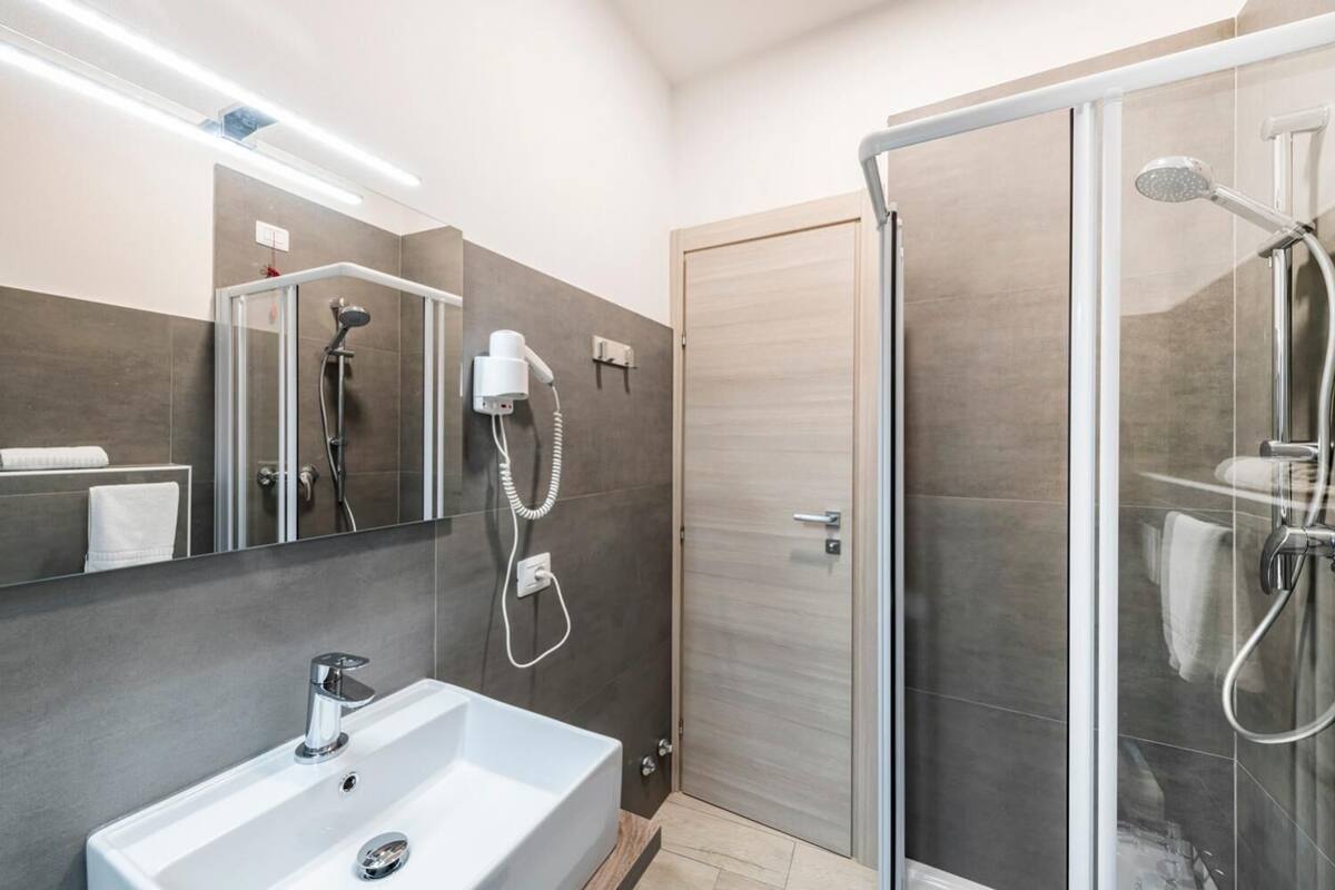 shower, free toiletries, hair dryer, bidet