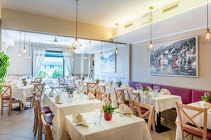Der serveres morgenmad, frokost, aftensmad og pizza 