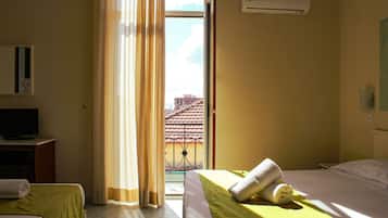 Standard-Dreibettzimmer | Minibar, individuell dekoriert, Schreibtisch, kostenloses WLAN