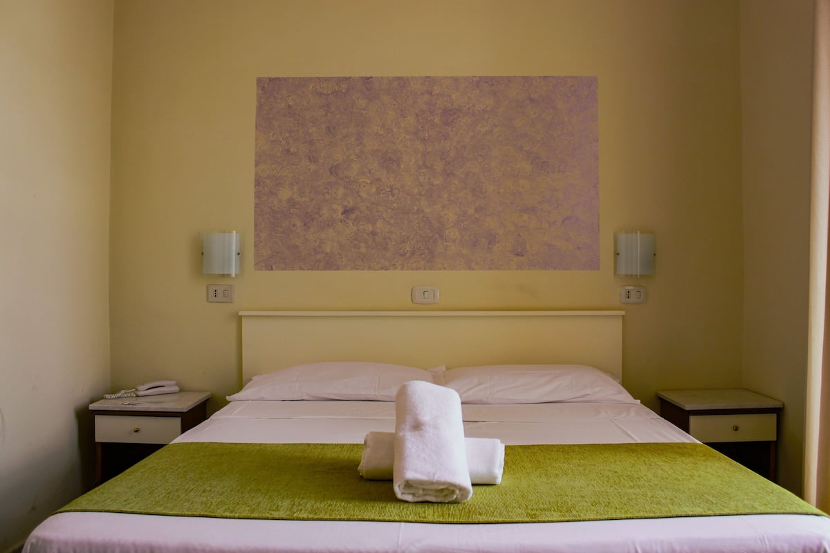 Kamar Single Standar | Minibar, didekorasi berbeda-beda, meja kerja, dan Wi-Fi gratis