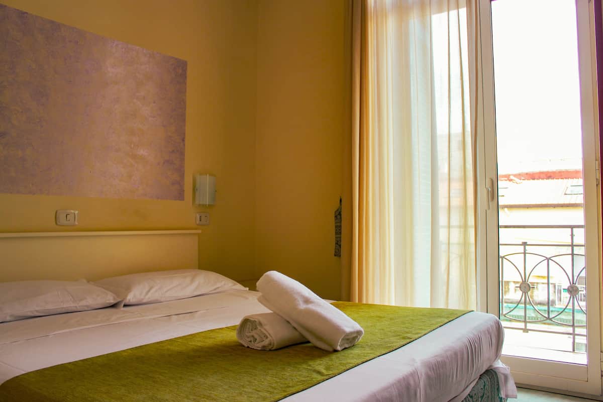 Kamar Double Standar | Minibar, didekorasi berbeda-beda, meja kerja, dan Wi-Fi gratis