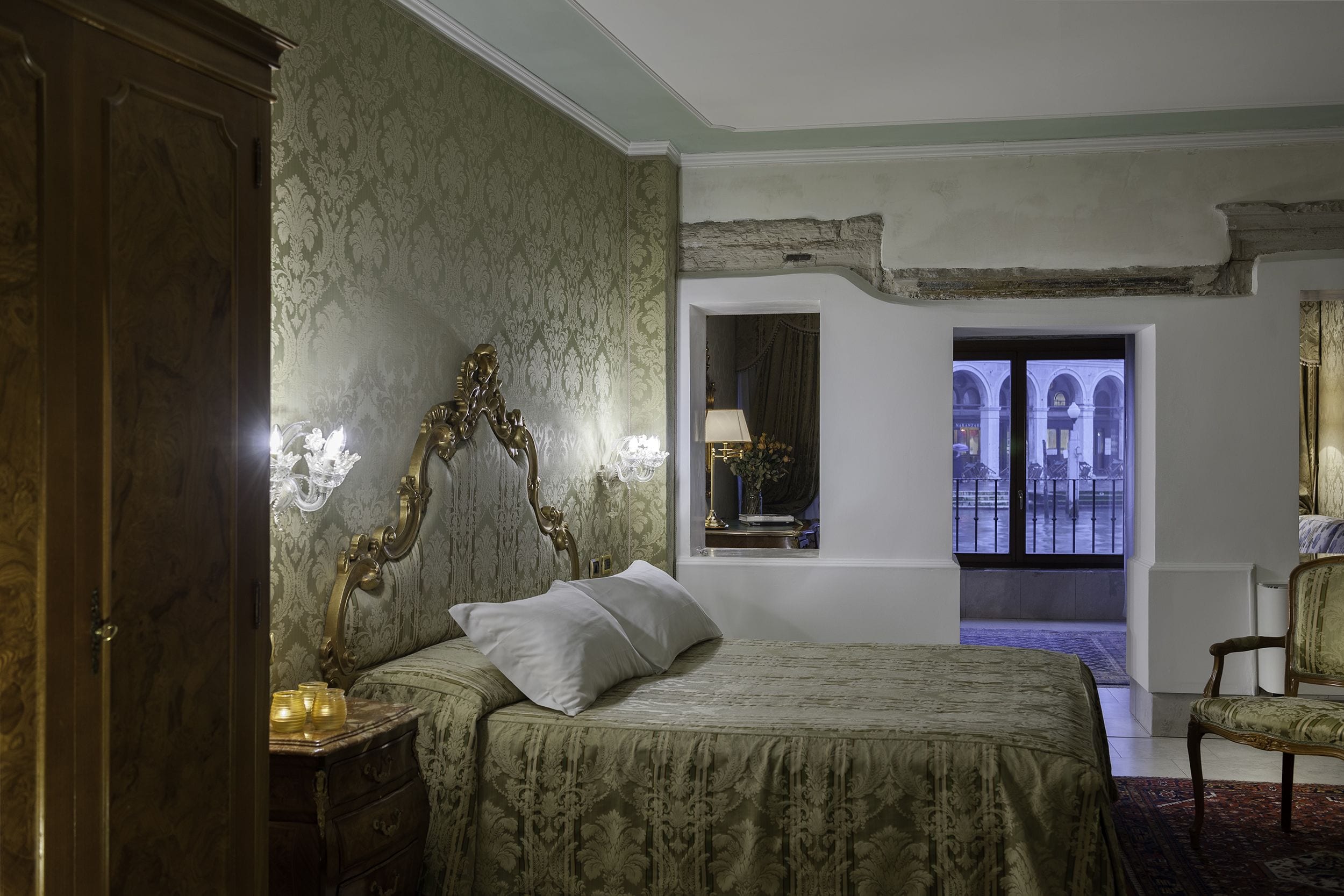 junior suite, canal view (gran canal view) | minibar, in-room safe, desk, soundproofing