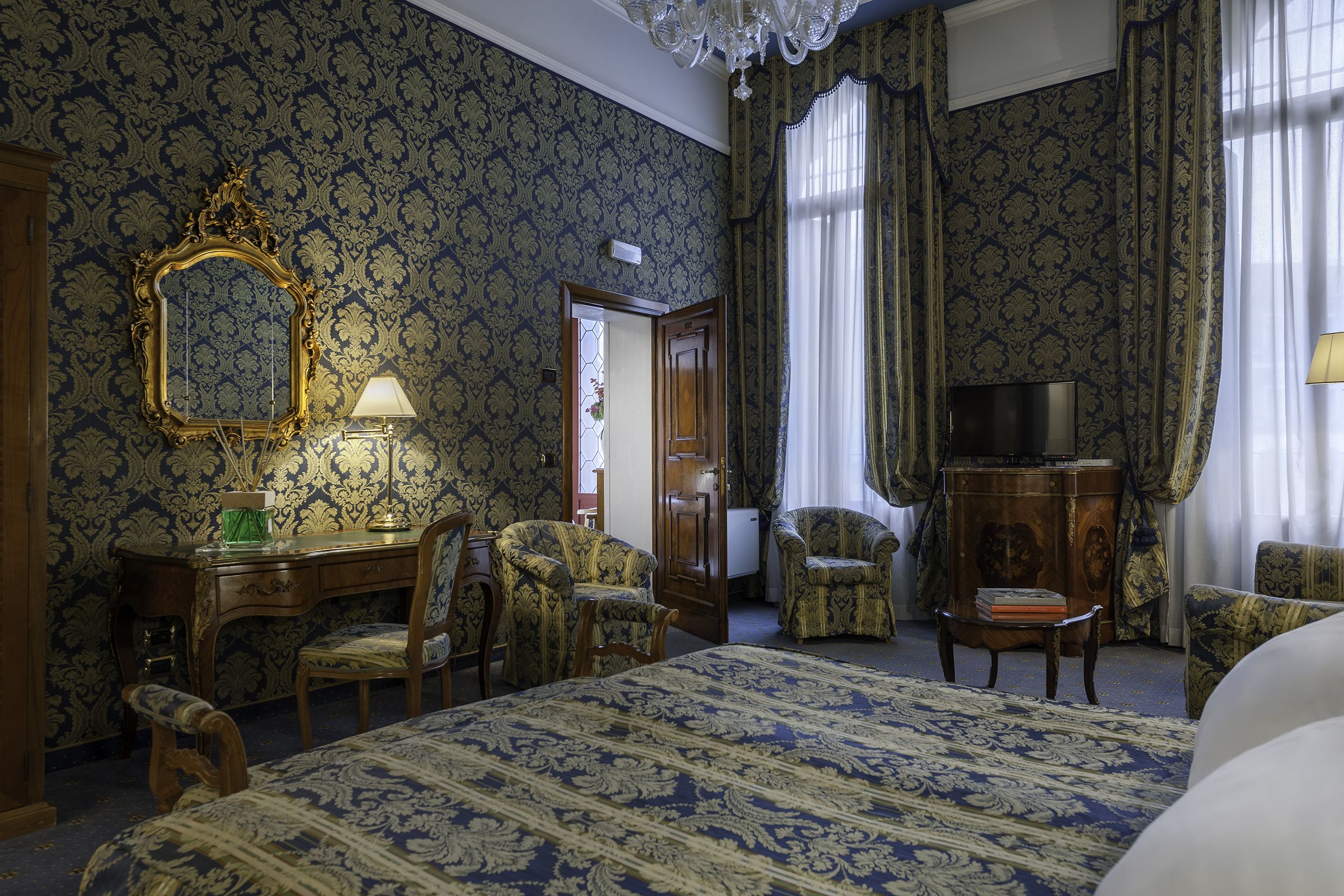 deluxe double or twin room, canal view | minibar, in-room safe, desk, soundproofing