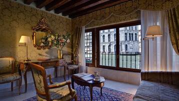 Junior-Suite, Kanalblick (Gran Canal View) | Minibar, Zimmersafe, Schreibtisch, schallisolierte Zimmer