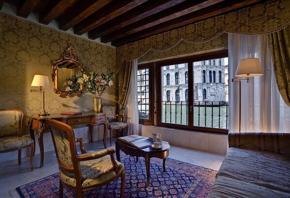 Junior suite, uitzicht op kanaal (Gran Canal View) | Een minibar, een kluis op de kamer, een bureau, geluiddichte muren