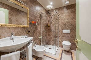 Shower, free toiletries, hair dryer, slippers - Hotel Al Ponte Antico (Venice)