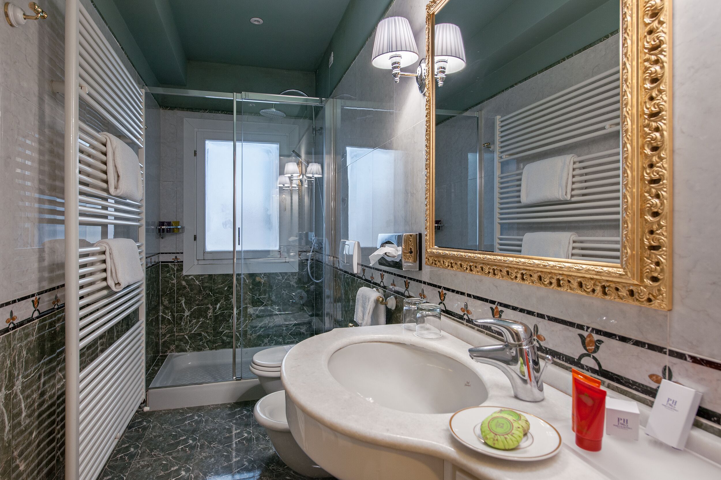 junior suite, canal view (gran canal view) | bathroom | shower, free toiletries, hair dryer, slippers