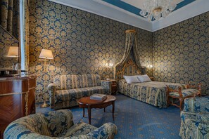 Deluxe kamer, 1 twee- of 2 eenpersoonsbedden, uitzicht op kanaal | Een minibar, een kluis op de kamer, een bureau, geluiddichte muren