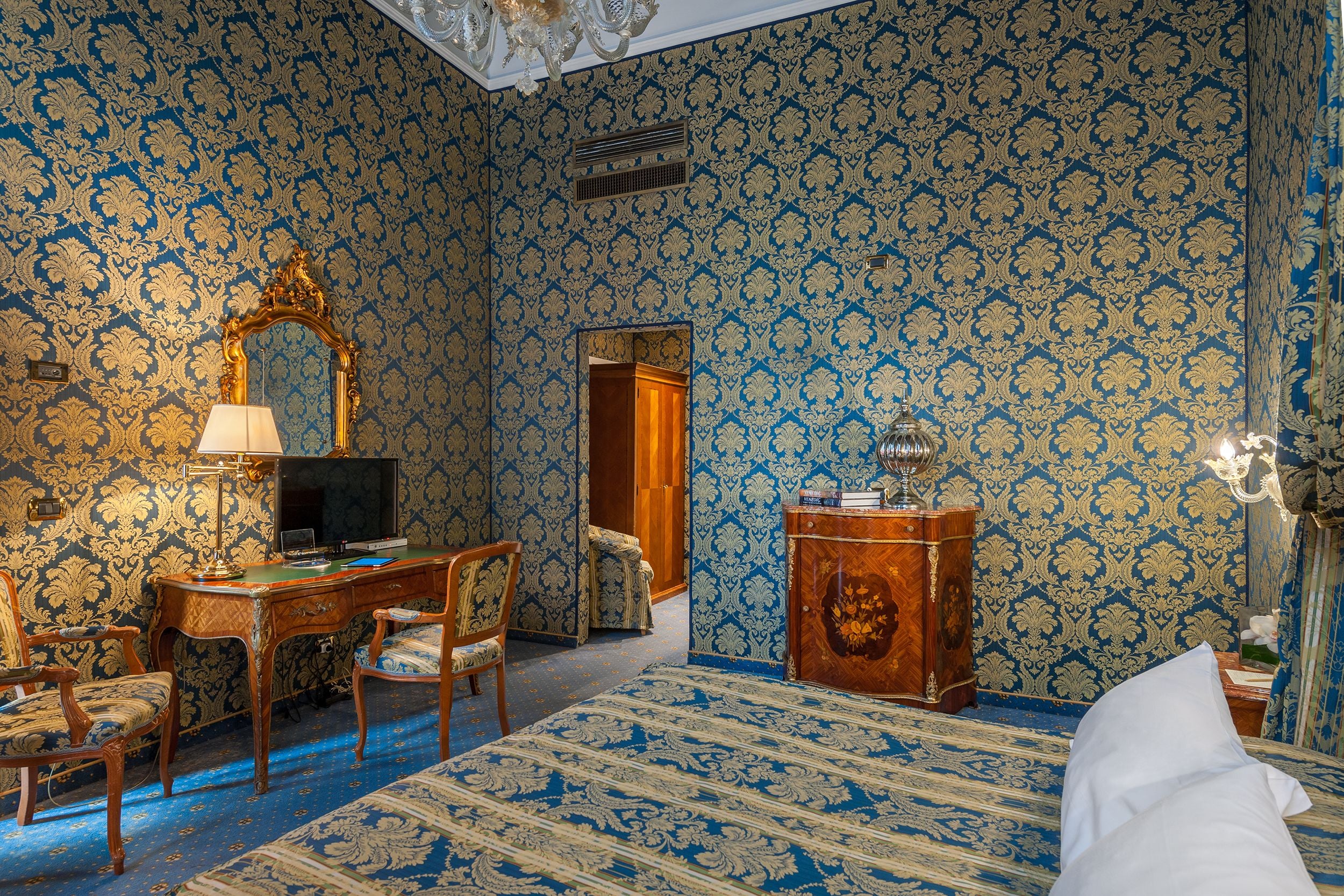 superior double or twin room | minibar, in-room safe, desk, soundproofing