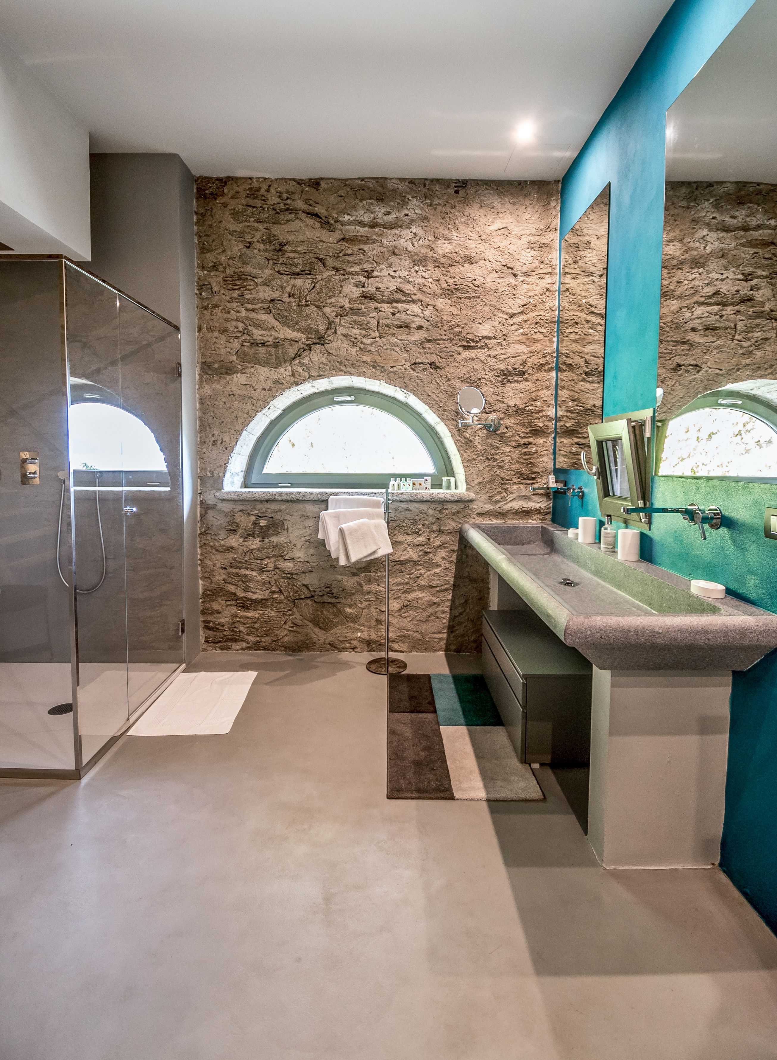 royal suite, lake view | bathroom | shower, rainfall showerhead, free toiletries, hair dryer