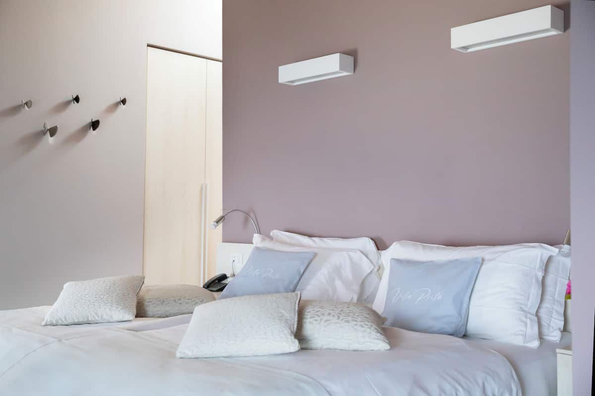 Habitación Premium, 1 cama King size, vista al lago | Ropa de cama hipoalergénica, edredón y minibar