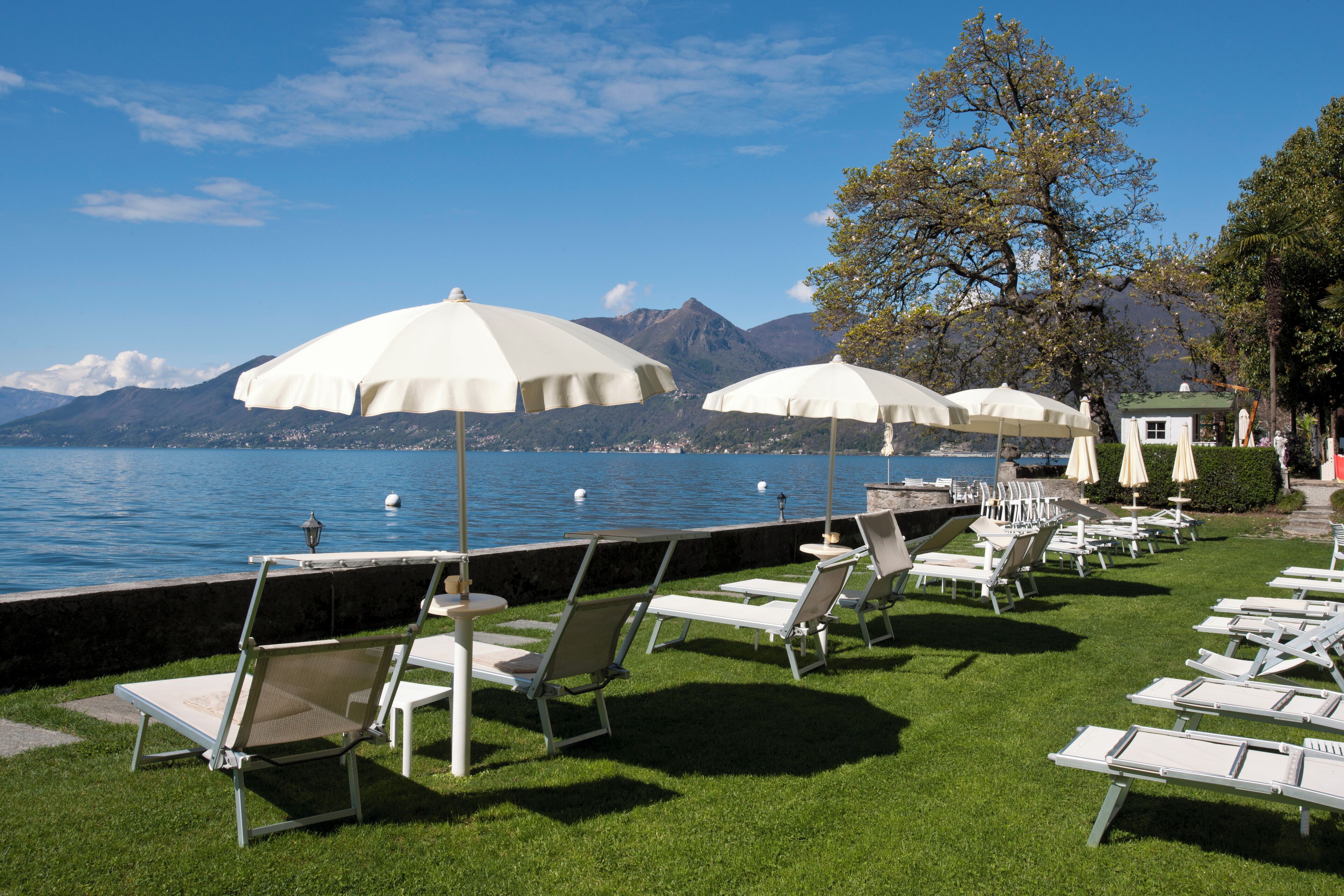 Privatstrand, weißer Sandstrand, Liegestühle, Sonnenschirme