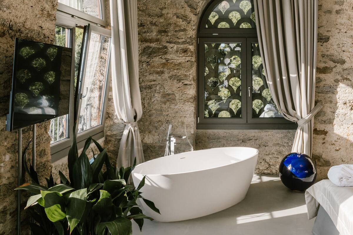 royal suite, lake view | room amenity