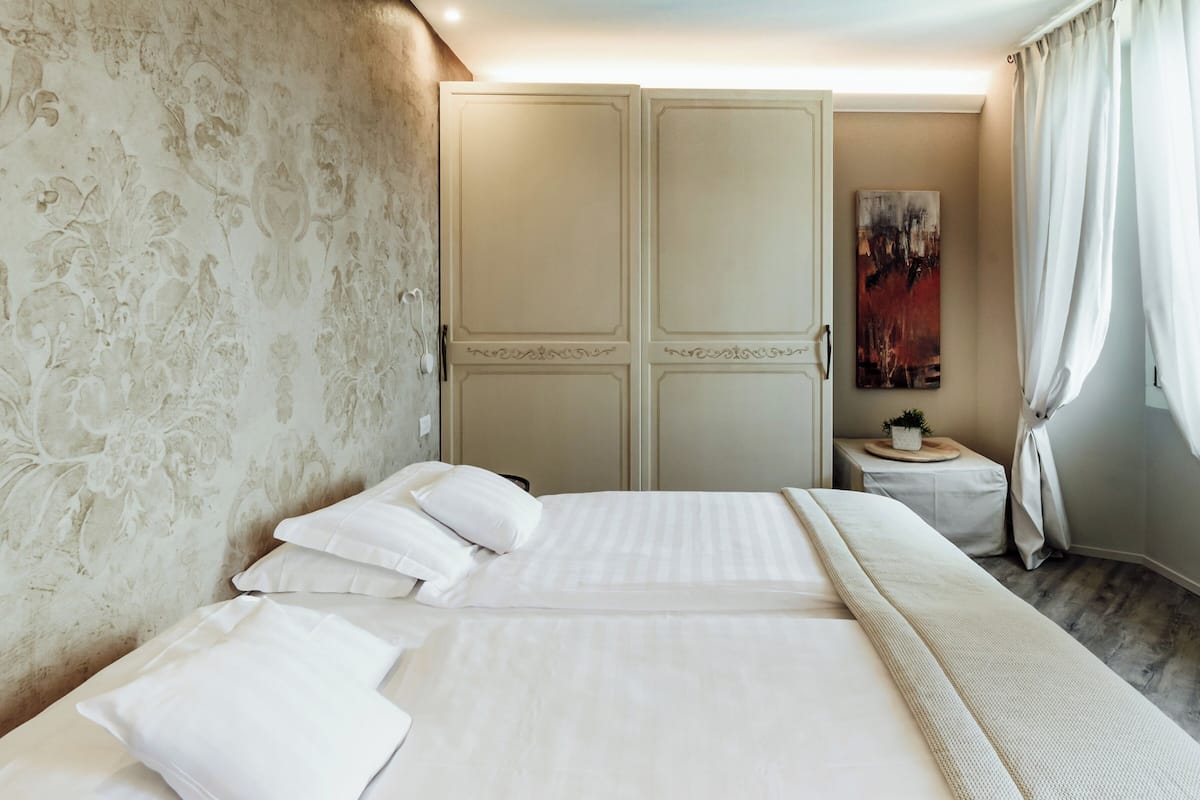 Deluxe-huone | 1 makuuhuone, allergiatestatut vuodevaatteet, untuvapeitot, minibaari