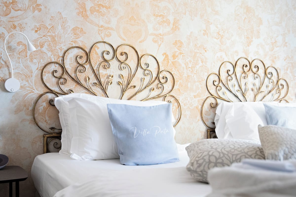 Rom – deluxe, utsikt mot innsjø | Allergitestet sengetøy, dundyner, minibar og safe på rommet