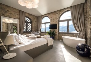 Suite royale, vue sur le lac | Literie hypoallergénique, couette en duvet, minibar, coffre-fort