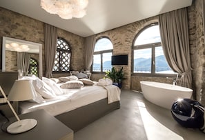 Suite Royal, vista lago | Biancheria da letto ipoallergenica, copriletto in piuma, minibar