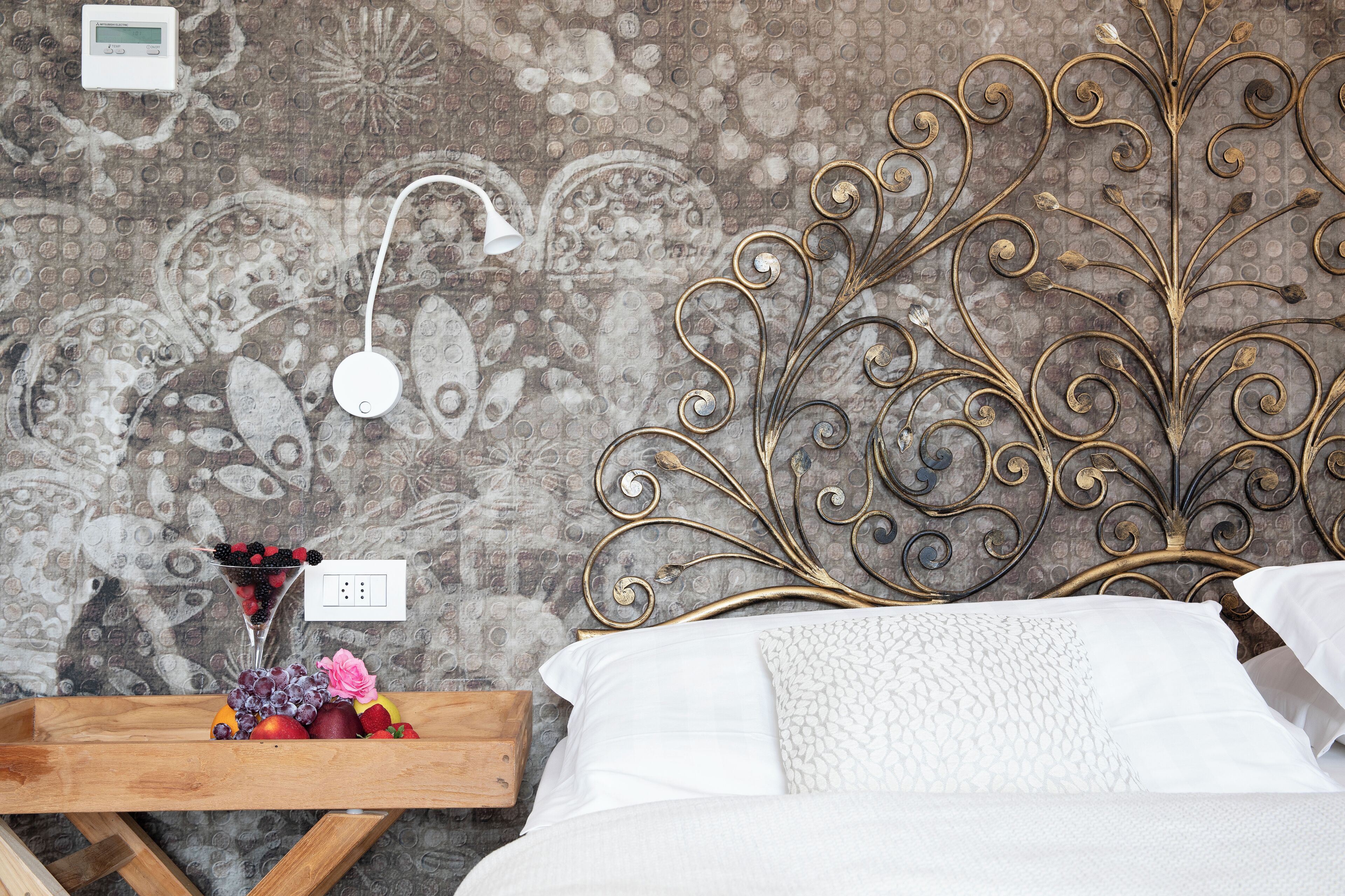 Suite – junior, utsikt mot innsjø | Allergitestet sengetøy, dundyner, minibar og safe på rommet