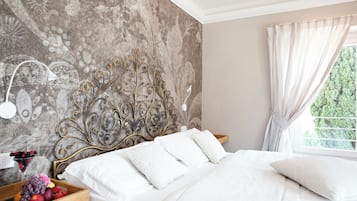 Suite Junior, pemandangan danau | 1 kamar tidur, seprai antialergi, selimut bulu angsa, dan minibar