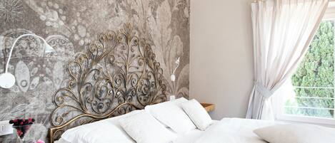 Suite junior, vista al lago | 1 habitación, ropa de cama hipoalergénica, edredón y minibar