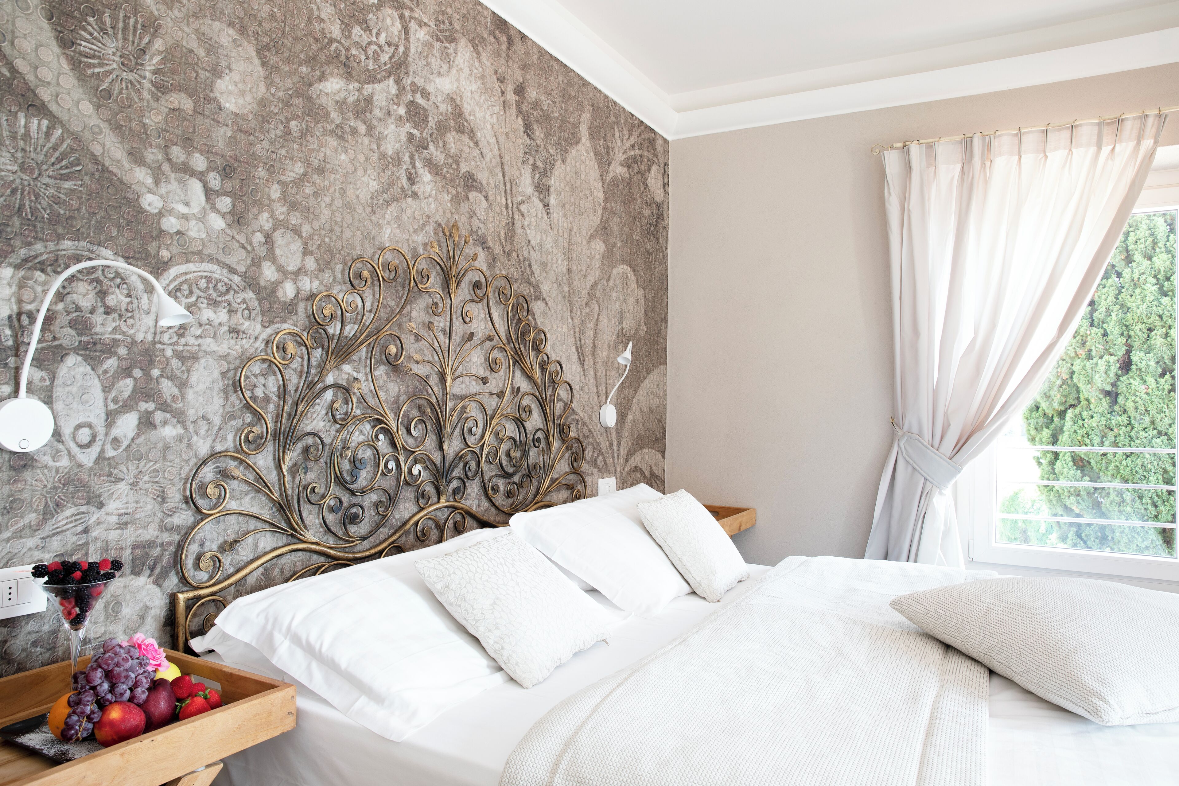 Suite – junior, utsikt mot innsjø | Allergitestet sengetøy, dundyner, minibar og safe på rommet