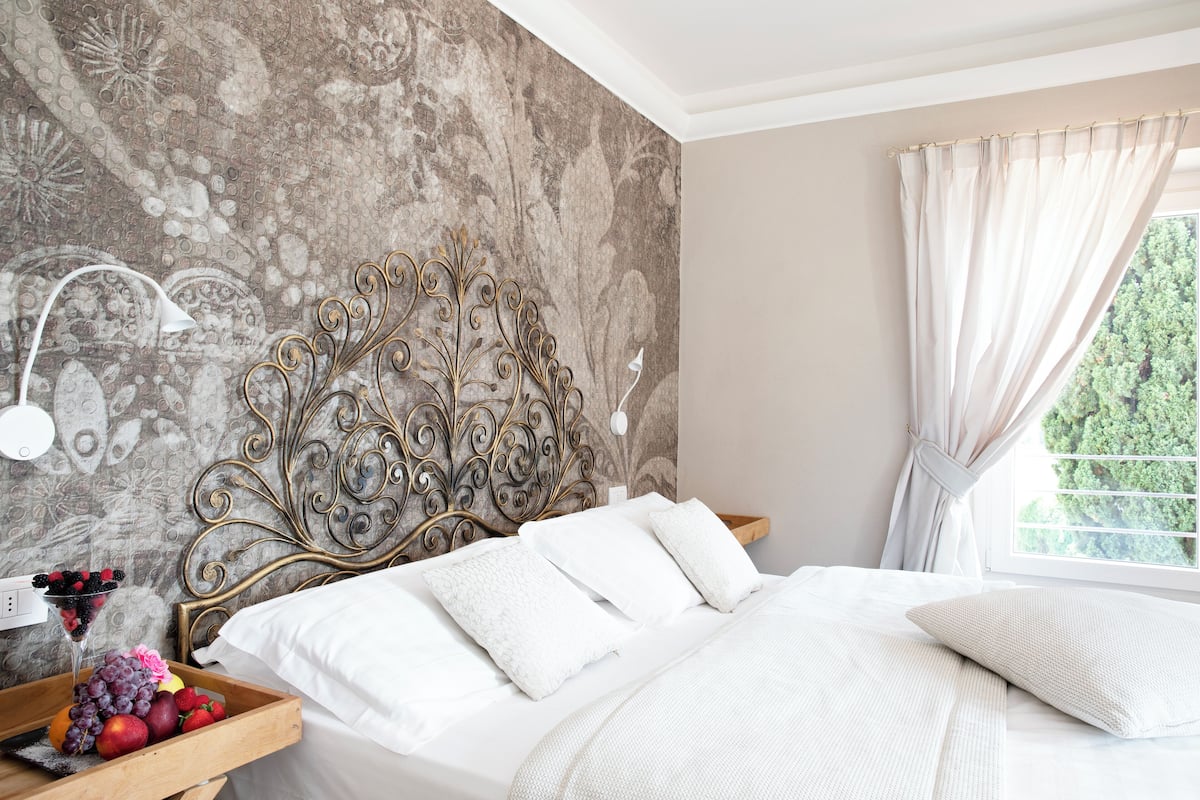 Suite – junior, utsikt mot innsjø | Allergitestet sengetøy, dundyner, minibar og safe på rommet