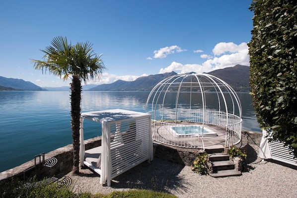 Outdoor spa tub