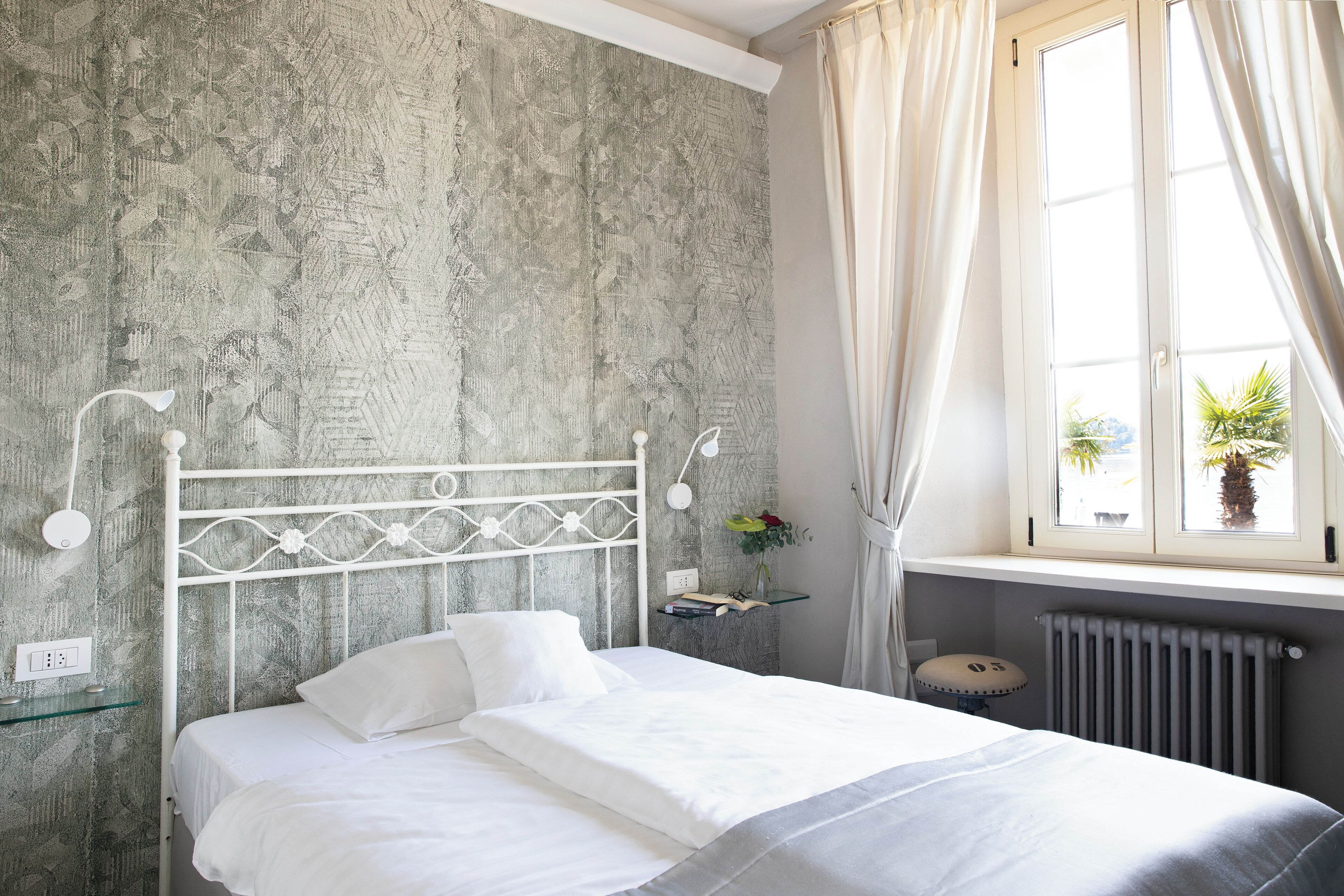 Allergitestet sengetøy, dundyner, minibar og safe på rommet