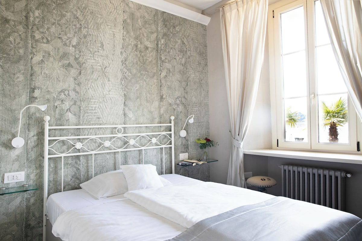 Allergitestet sengetøy, dundyner, minibar og safe på rommet