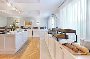 Enjoy breakfast at the central island, surrounded by large windows and a wooden floor.