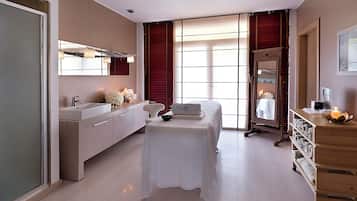 Een sauna, een bubbelbad, een Turks bad/hammam, lichaamsbehandelingen