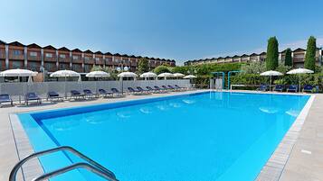 Piscine extérieure (ouverte en saison), parasols de plage